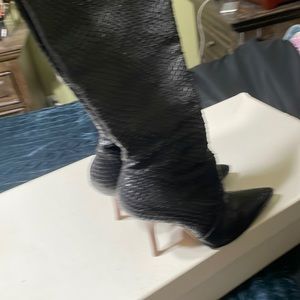 Great snakeskin boots! Gently worn! Size 6.